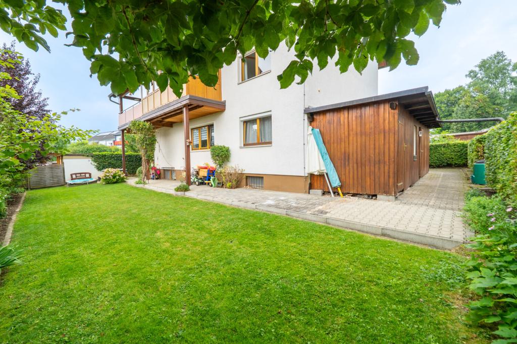 großer Schuppen hinterm Haus