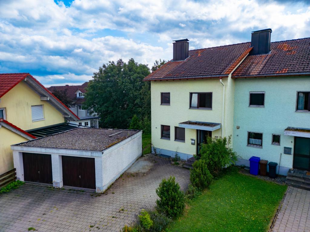Reihenendhaus mit Hof und einer Garage