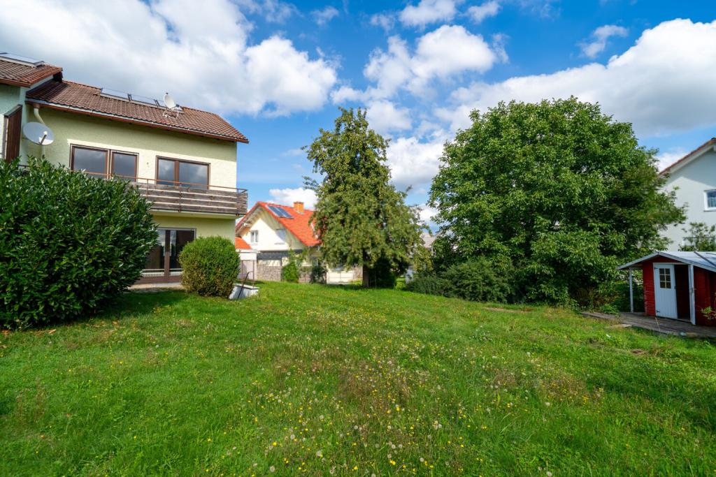 Gartengrundstück mit Baumbestand und Gartenhaus