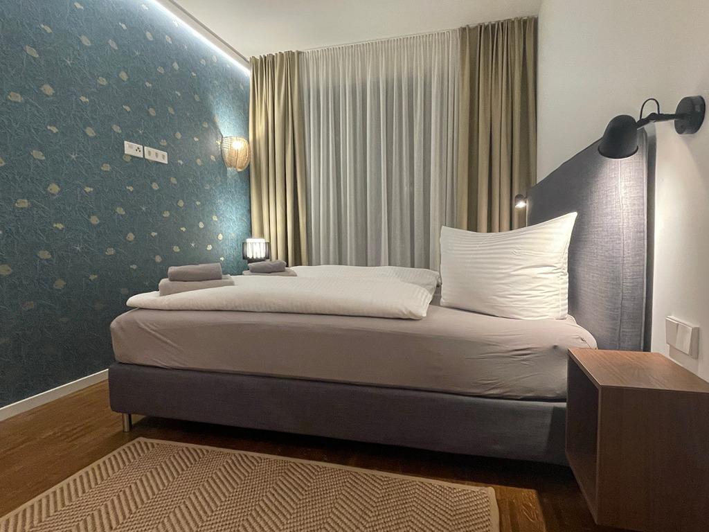 Schlafzimmer mit Balkon.JPG