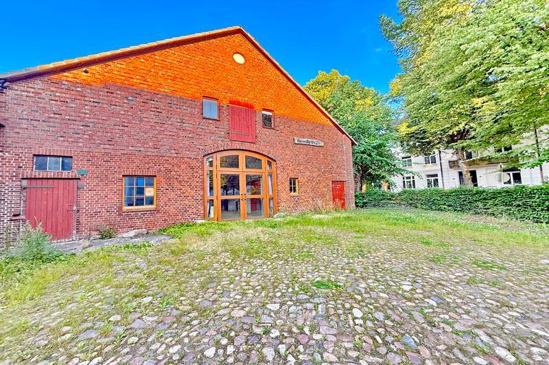Historischer Hof mit Zugang zum ehemaligen Café