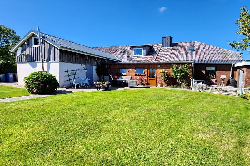 Blick vom Garten auf das Haus