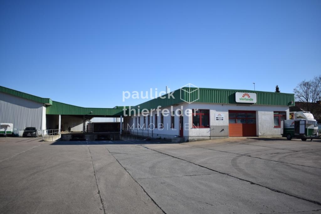 Frontansicht Bürotrakt und überdachte Rampen