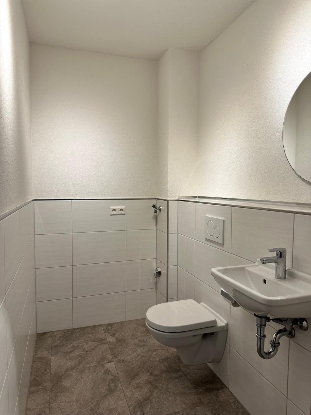 sep. WC mit Waschmaschinenanschluss