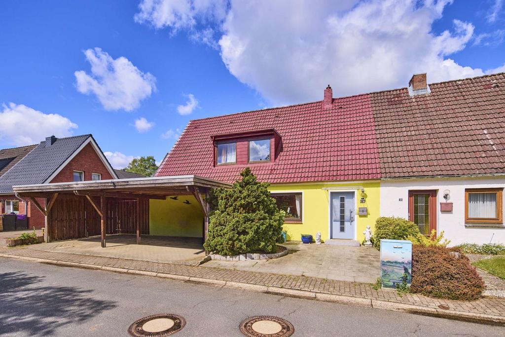 Gemütliche DG-Wohnung in gepflegter Doppelhaushälfte mit Blick ins Grüne - Foto 2