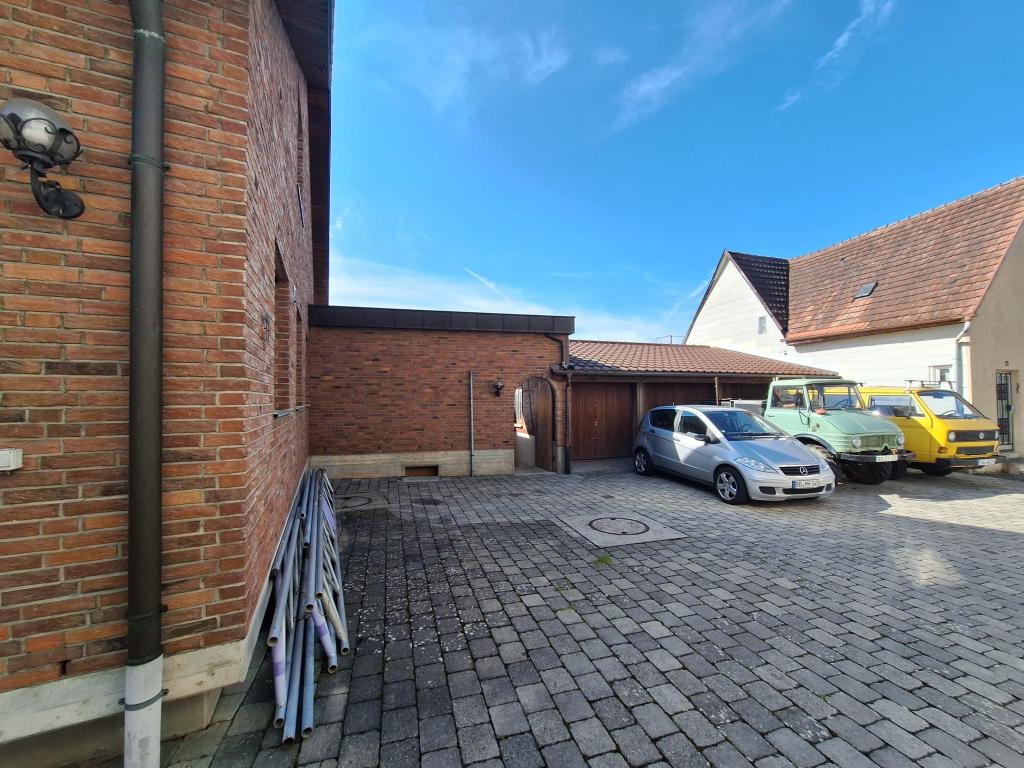 Hof & Blick auf die 3er Garage