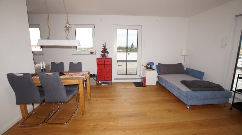 Neuwertige 2 Zimmer-Penthouse-Wohnung mit großer Dachterrasse - Photo 1