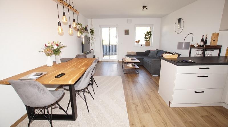 KfW-55! Moderne 3 Zimmer-Wohnung mit Balkon - Photo 2