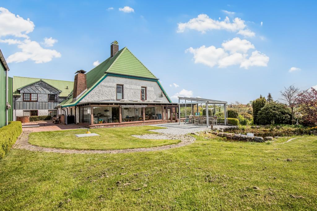 Garten mit Blick aufs Haus