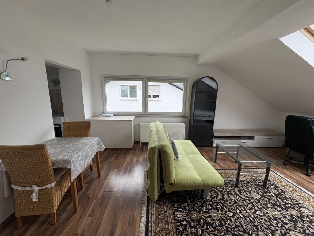 VR IMMO: Kompakt, modern, möbliert – Dachgeschosswohnung in ruhiger Lage. - Foto 1