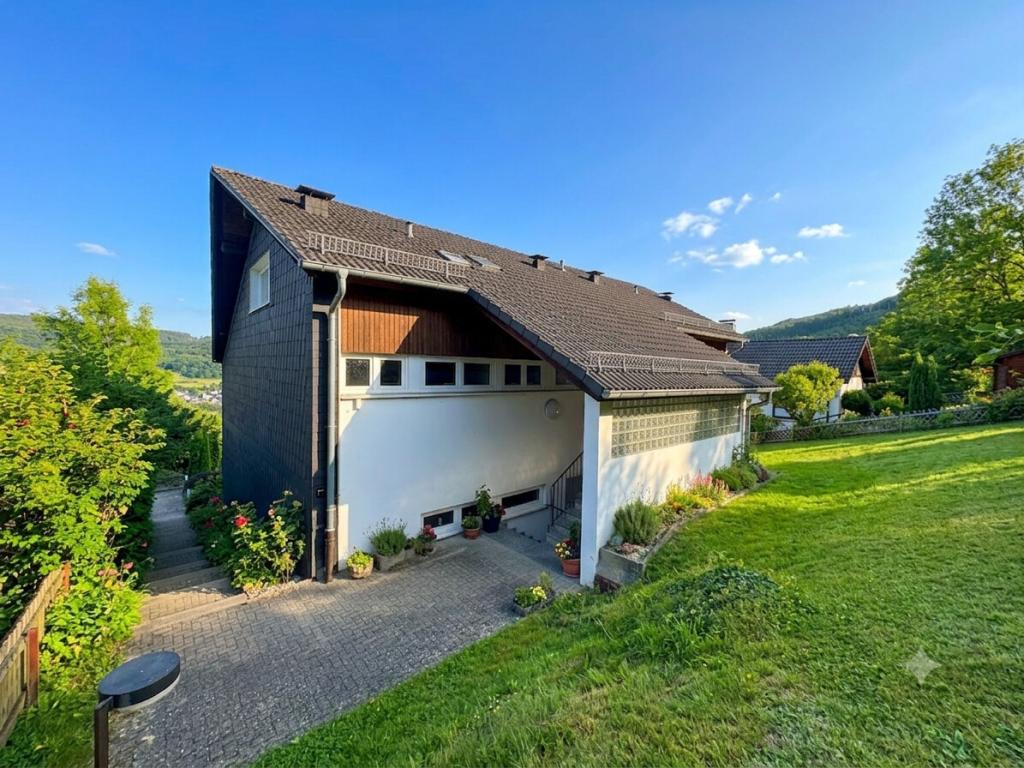 VR IMMO: Kompakt, modern, möbliert – Dachgeschosswohnung in ruhiger Lage. - Foto 4