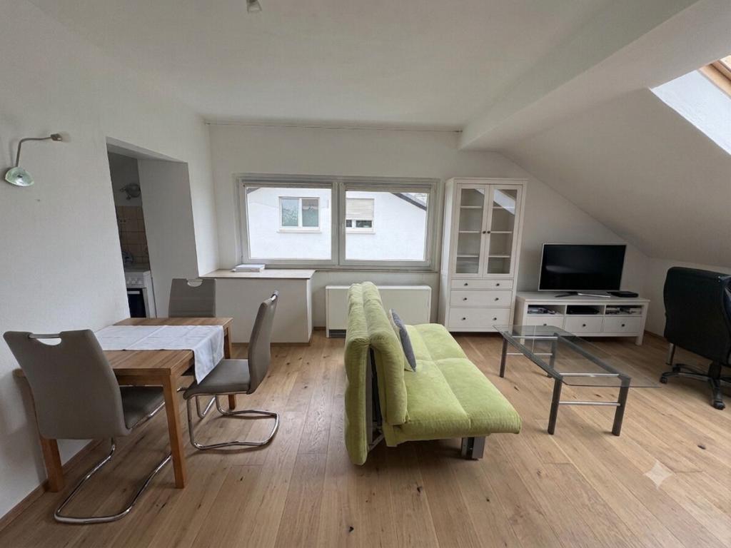 VR IMMO: Kompakt, modern, möbliert – Dachgeschosswohnung in ruhiger Lage. - Foto 2