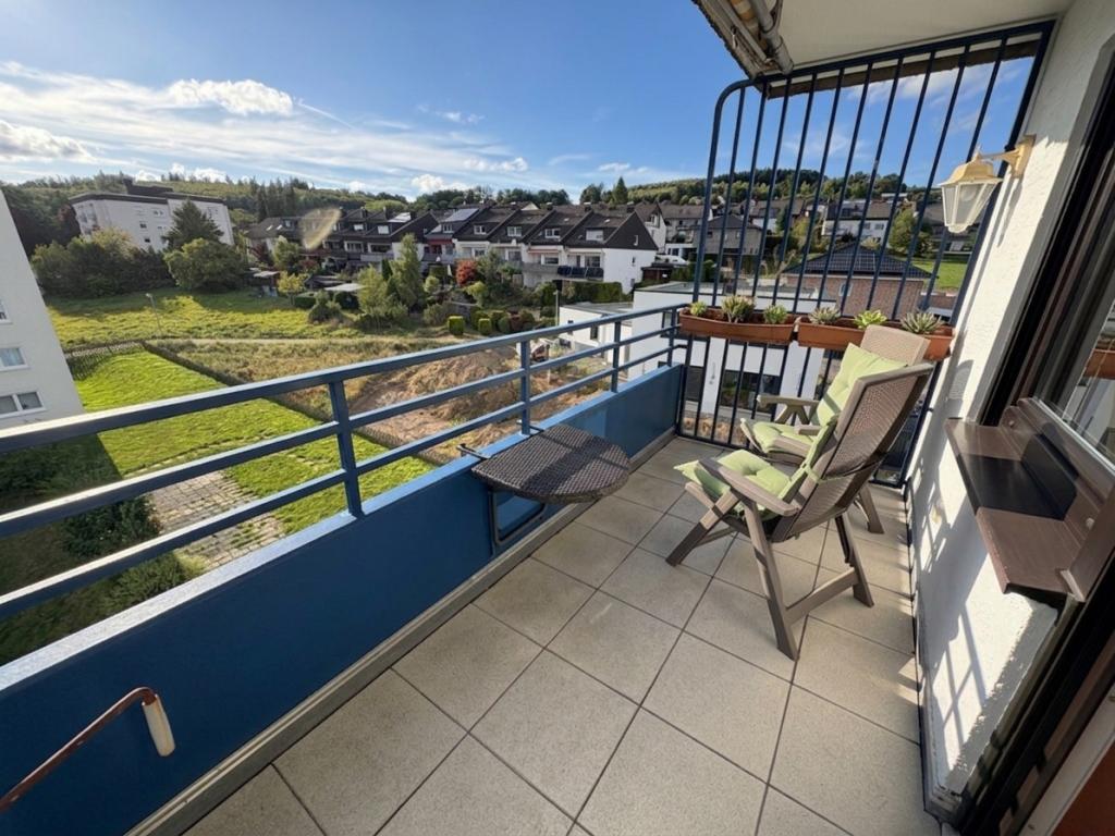 VR IMMO: Frisch renoviert, lichtdurchflutet und mit herrlichem Blick ins Grüne. - Foto 4