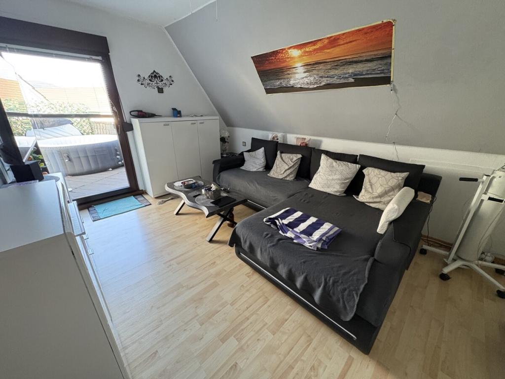 VR IMMO: Gepflegte 2-Zimmer-Wohnung mit Dachterrasse und Garage. - Foto 1