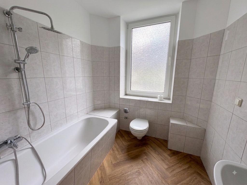 VR IMMO: Frisch renoviert für Sie: Charmante Wohnung im 1. Obergeschoss. - Photo 1
