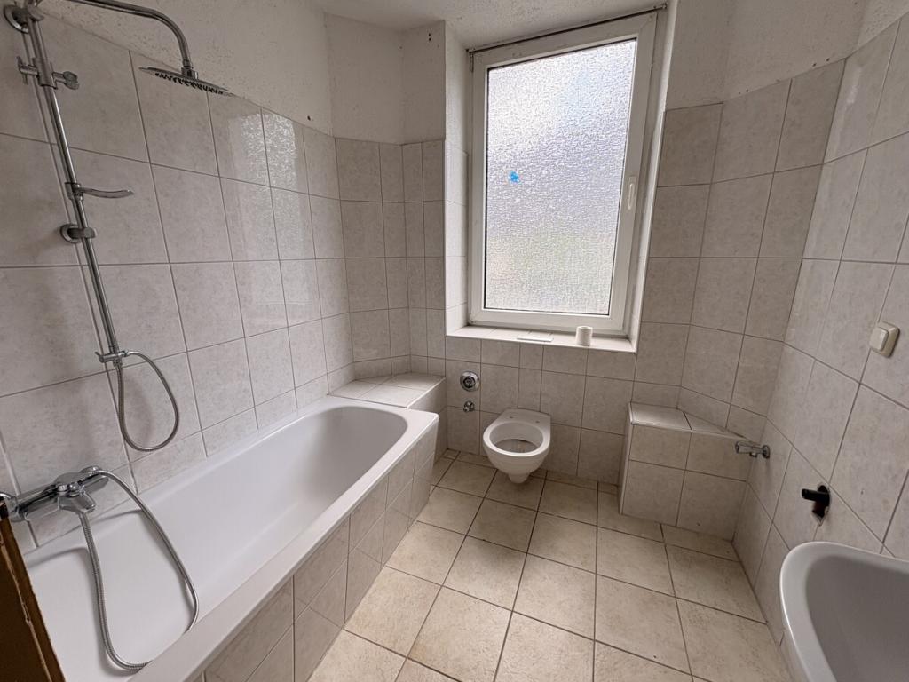 VR IMMO: Frisch renoviert für Sie: Charmante Wohnung im 1. Obergeschoss. - Photo 2