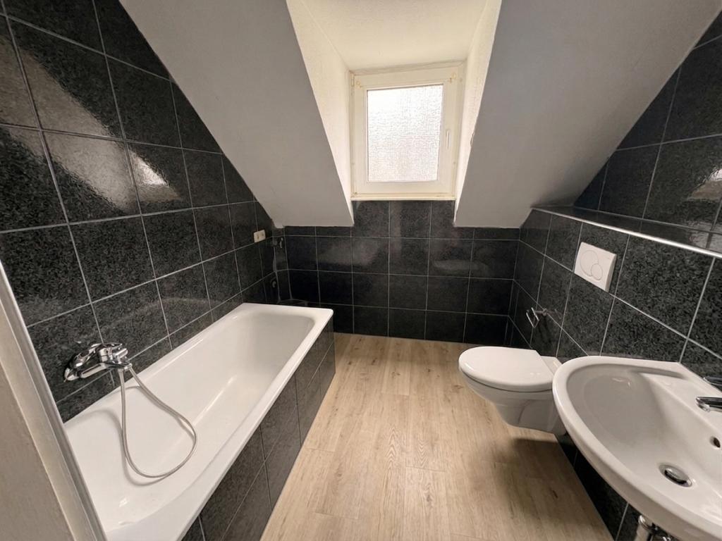 VR IMMO: Renovierte Dachgeschosswohnung sucht langfristige Mieter. - Photo 2