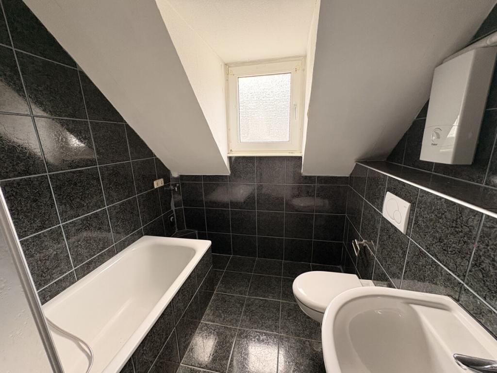 VR IMMO: Renovierte Dachgeschosswohnung sucht langfristige Mieter. - Photo 1