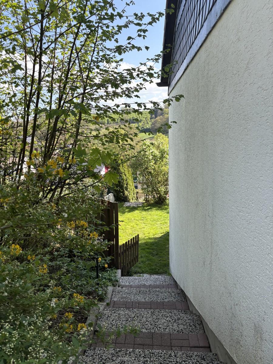 Seitlicher Weg in den Garten