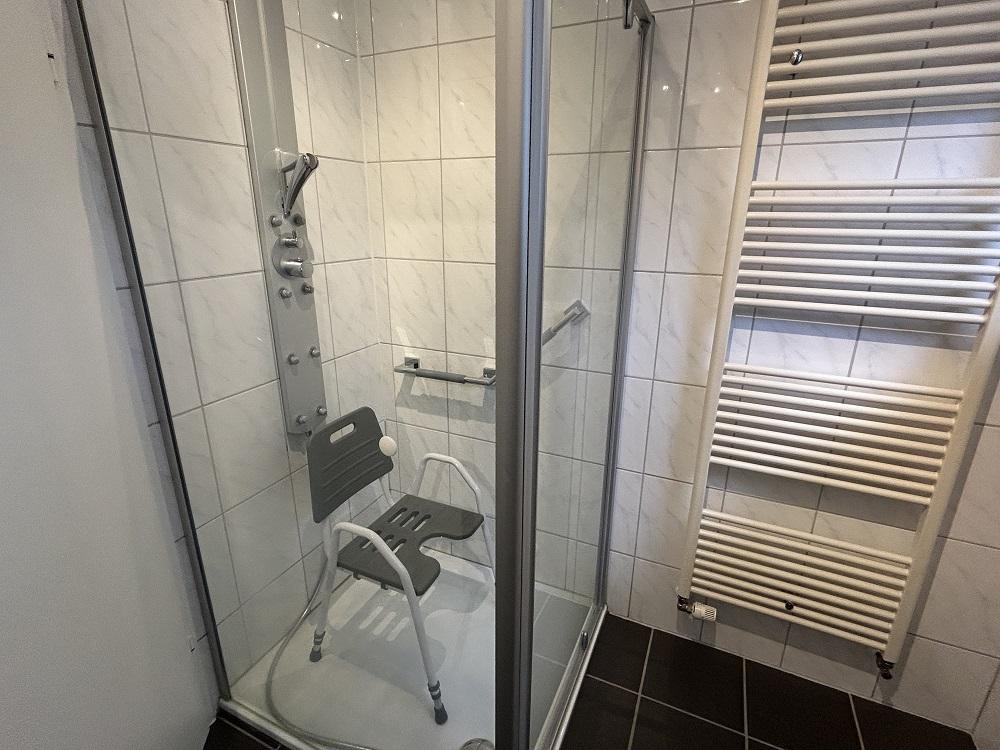 mit moderner Dusche