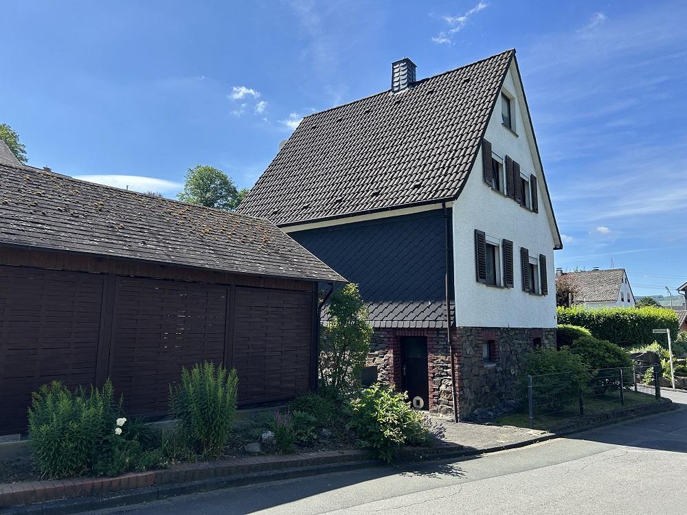 Straßenansicht von links
