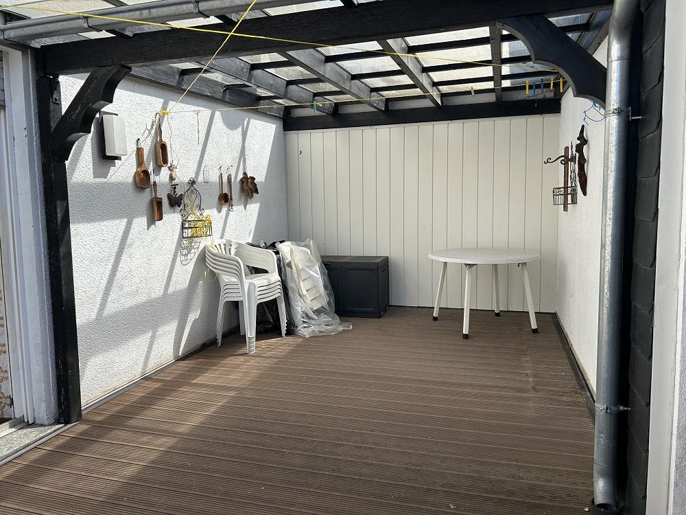 ...teilüberdachter Terrasse
