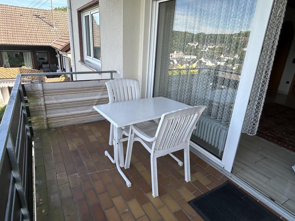 ...mit Balkon und...