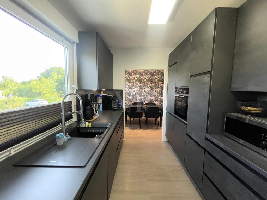 Küche mit Blick zum Essbereich