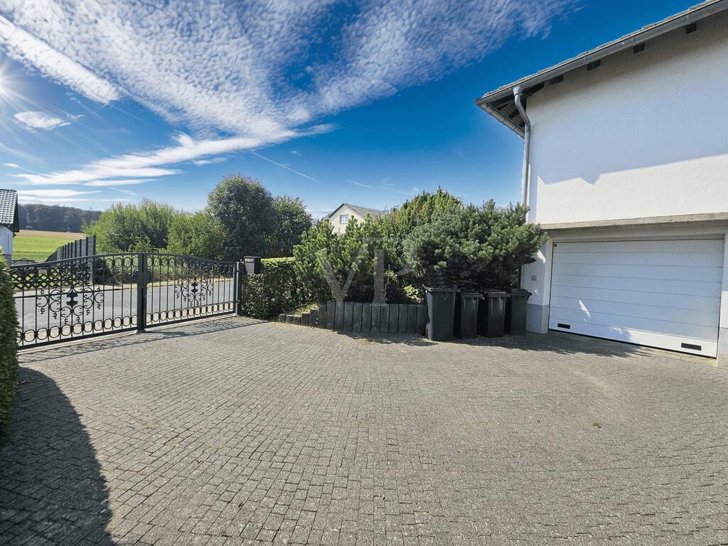 Große Einfahrt mit Garage