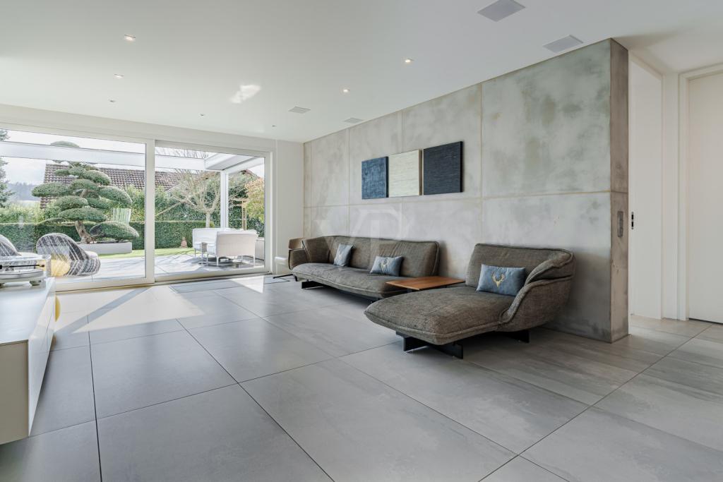 Wohnbereich mit Zugang zur Terrasse