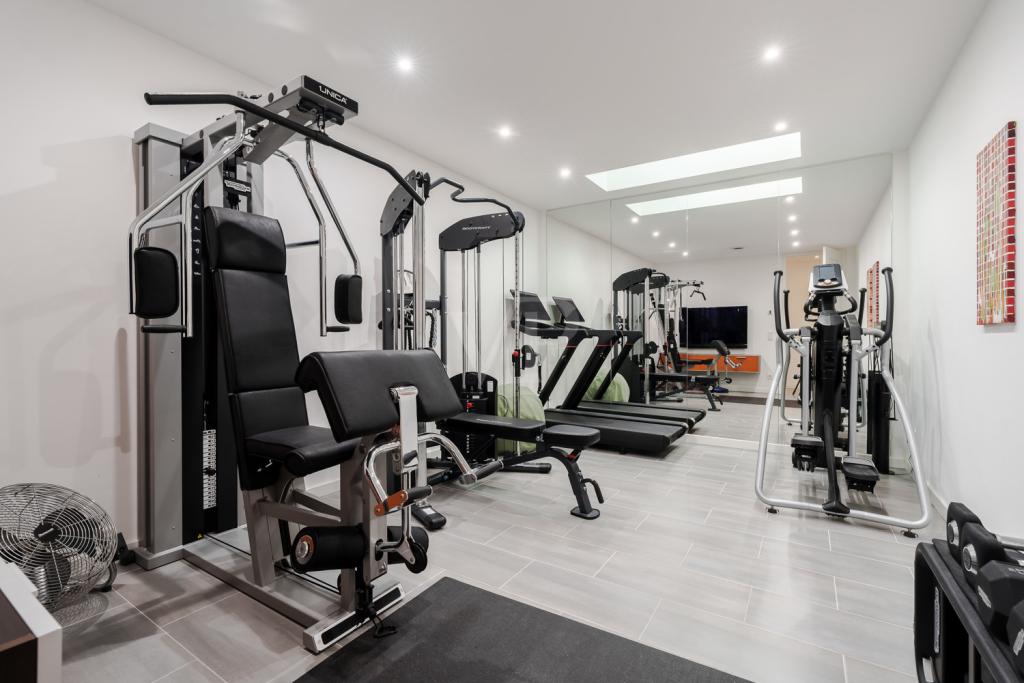 Gut ausgestattetes Fitnessstudio