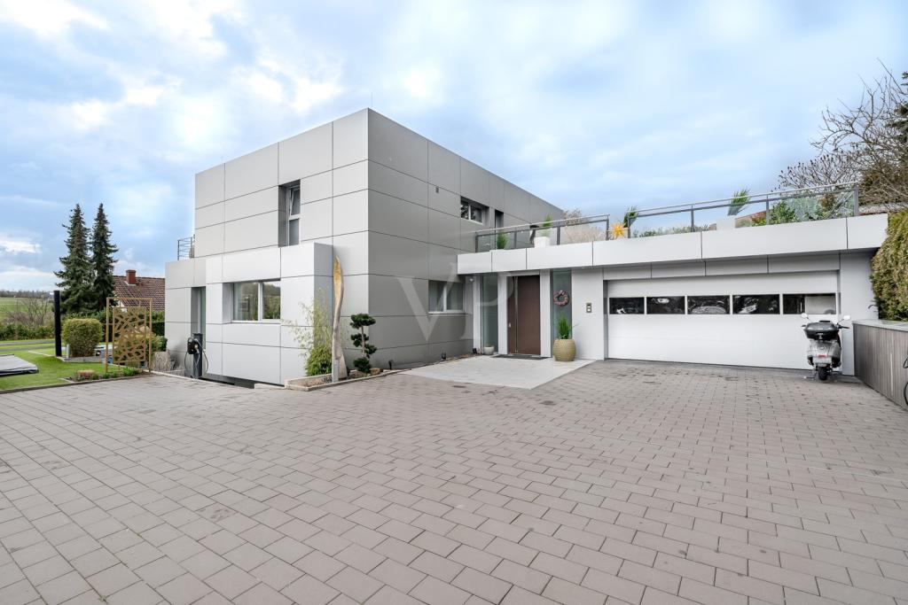 Zufahrt zum Haus mit Platz für Ihren Fuhrpark