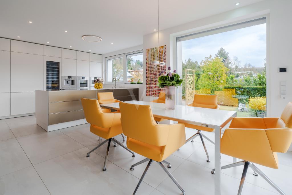 Lichtdurchfluteter Ess- und Küchenbereich