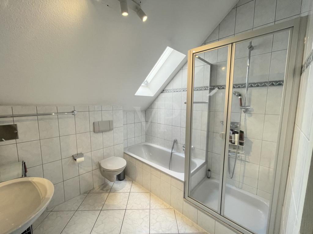 Tageslichtbad mit Dusche und Badewanne