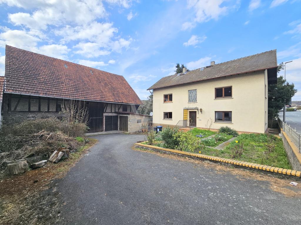 Altbestand mit Vorgarten und Hof