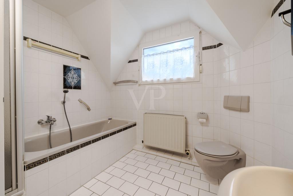 Tageslichtbad mit Wanne und Dusche