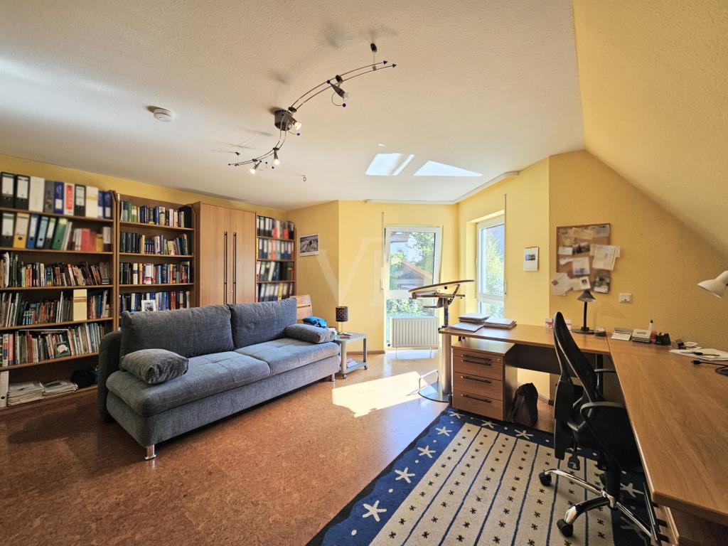 Großes Arbeits-/Schlafzimmer