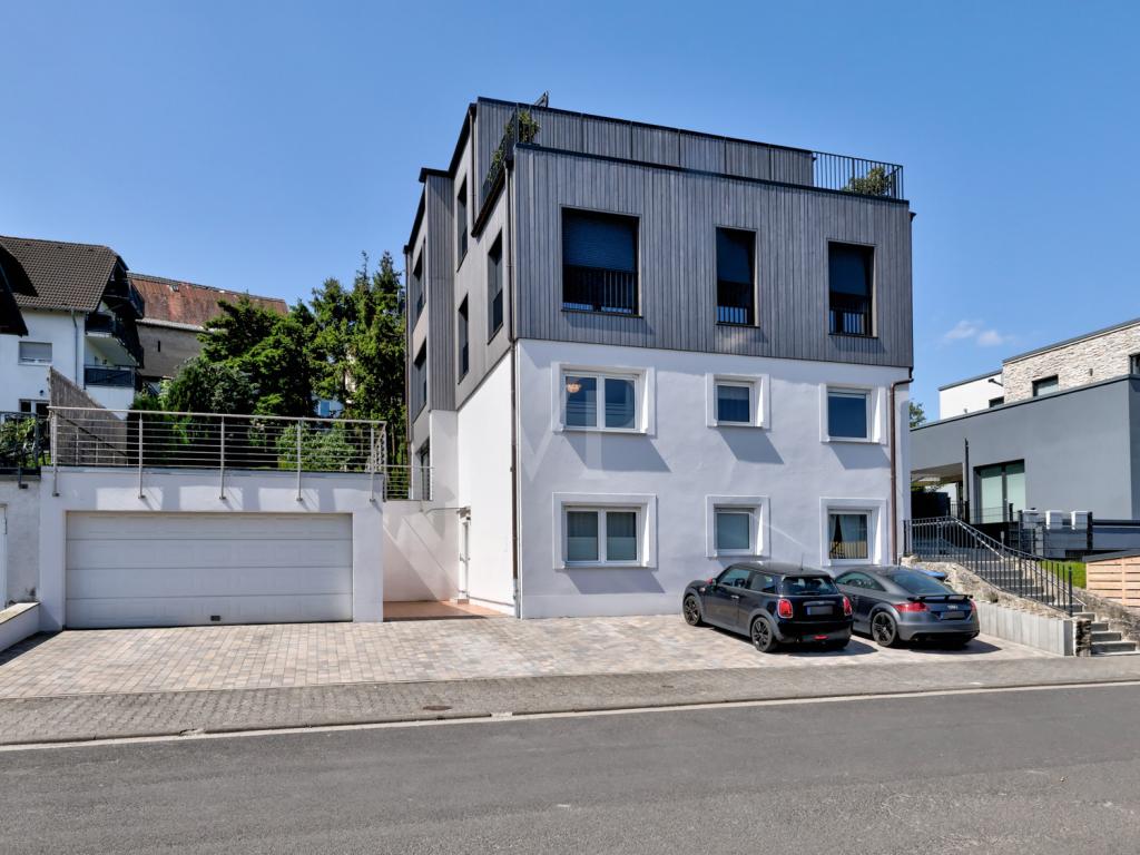 Doppelgarage mit Blick auf Eingang Untergeschoss