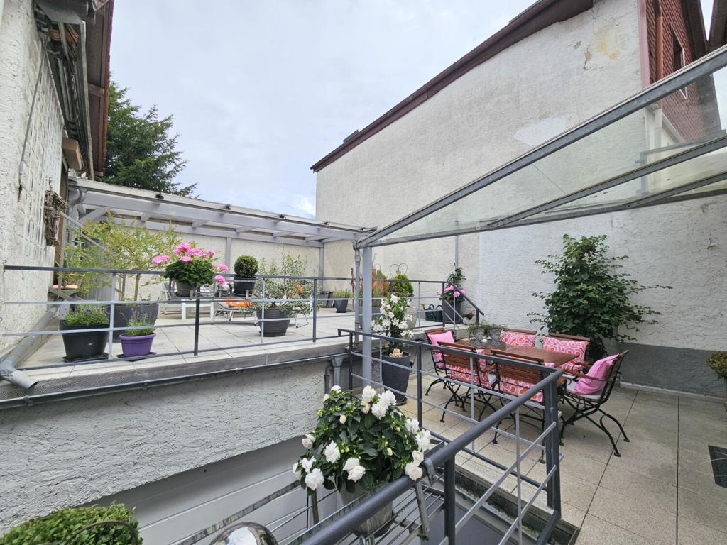 Überdachter Platz auf zwei Ebenen