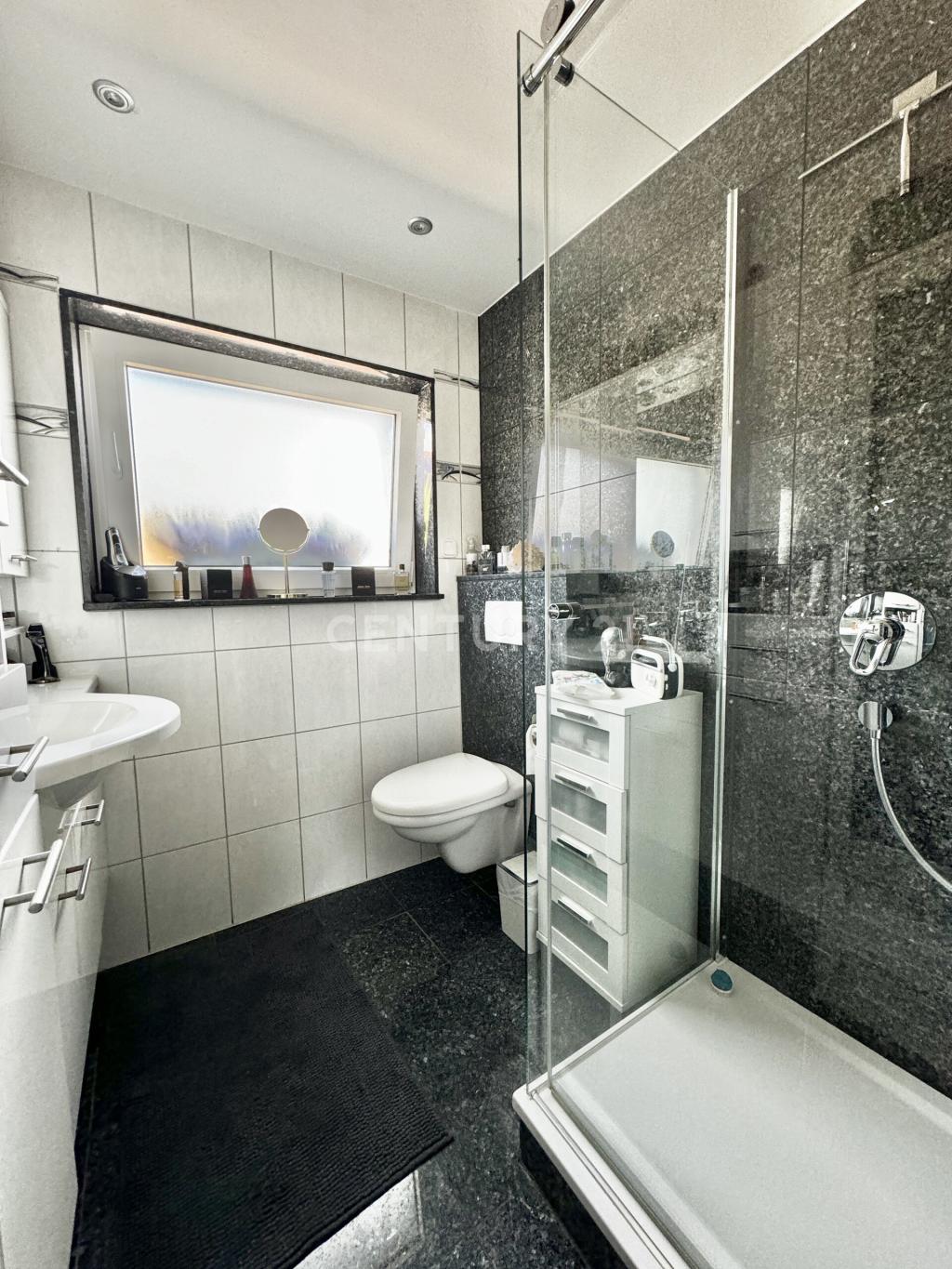 Tageslichtbad mit Dusche