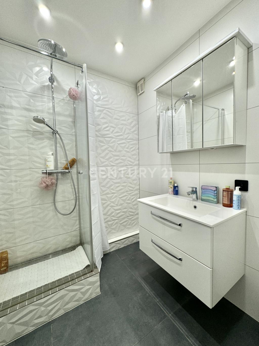 Badezimmer mit Dusche