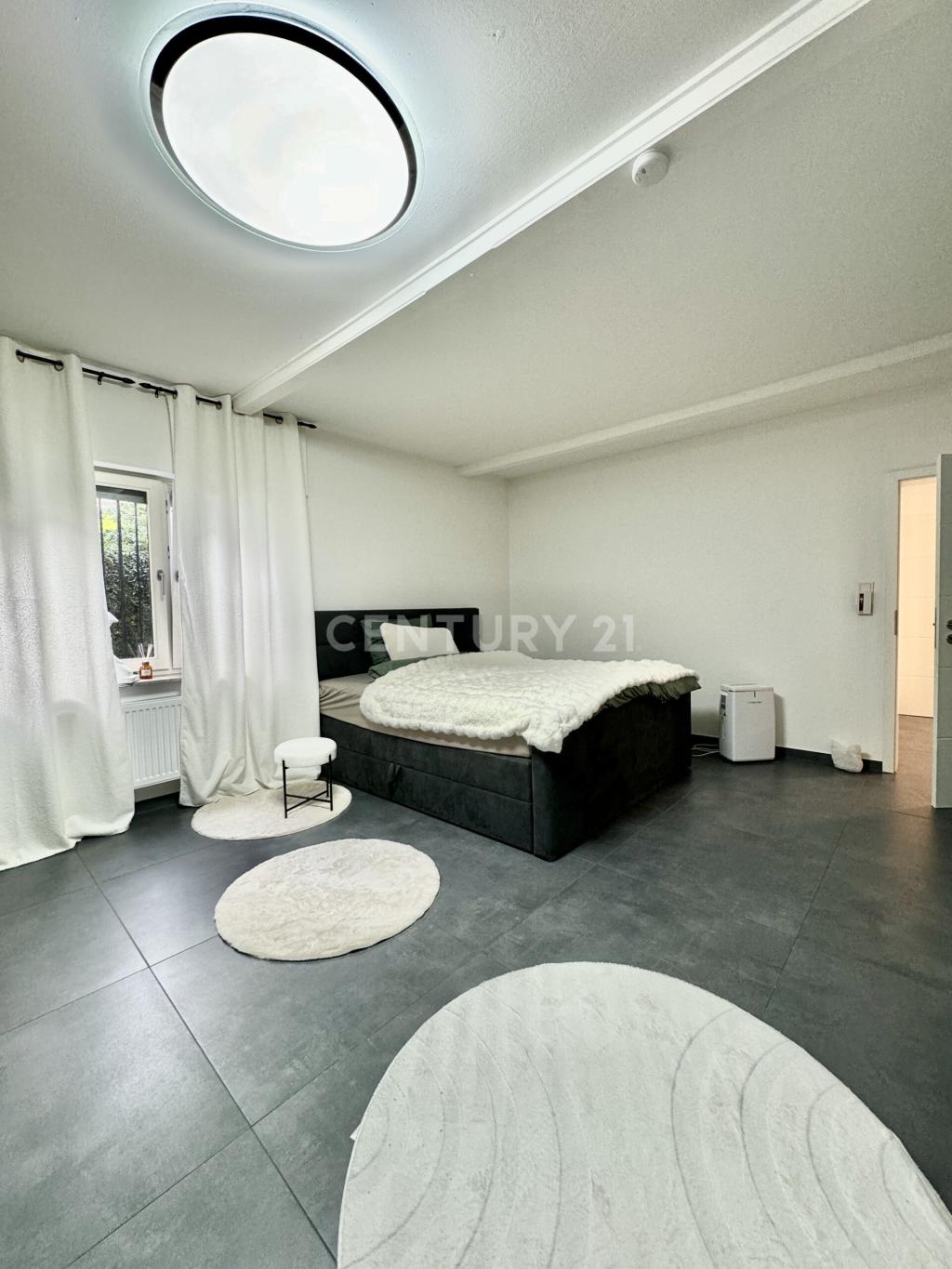 gemütlicher Raum im Keller