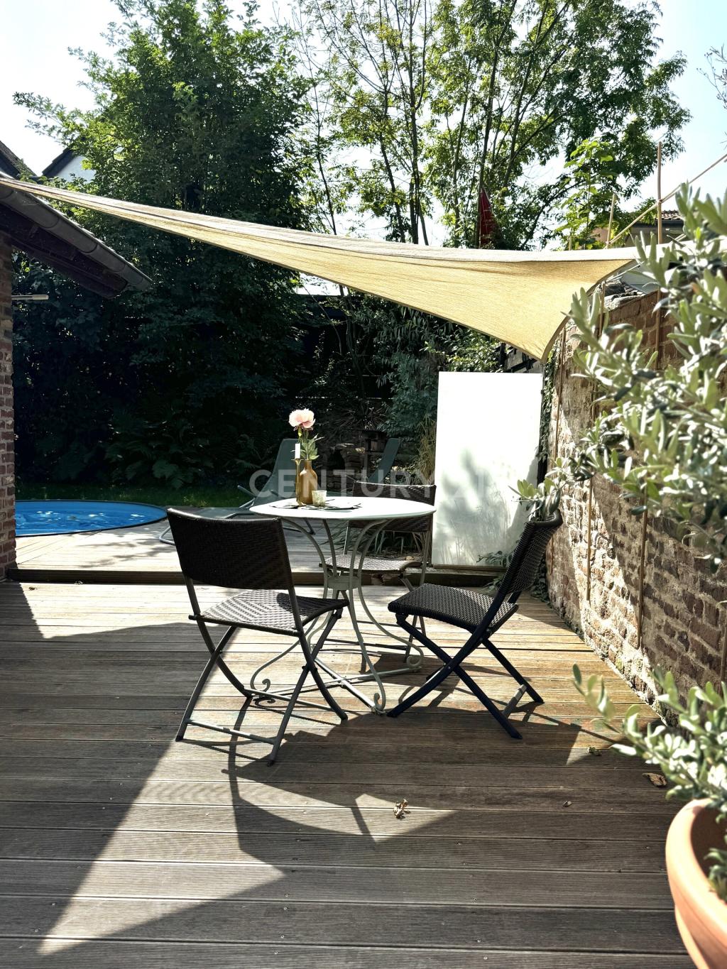 uneinsehbare Terrasse hinter dem Haus