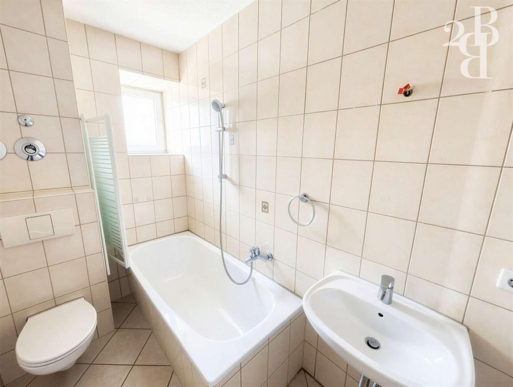 Großzügige 3-Zimmer-Wohnung in stilvollem Altbau – Stellplatz inklusive - Foto 2