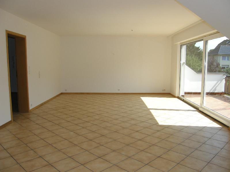 Großzügig geschnittene 3-Zimmer-Dachgeschoss-Wohnung im Zweifamilienhaus. - Foto 1