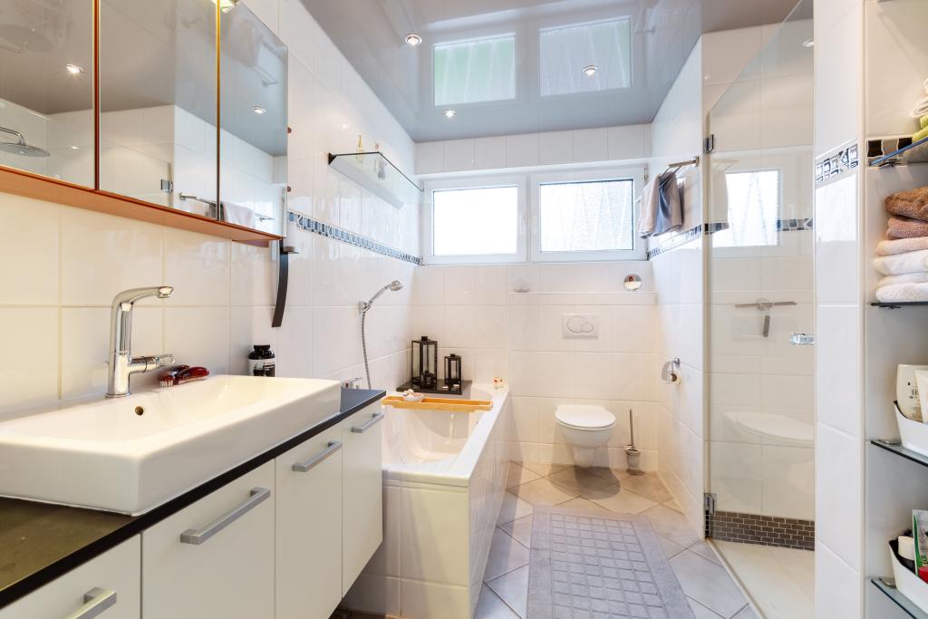Bad mit Dusche und Wanne