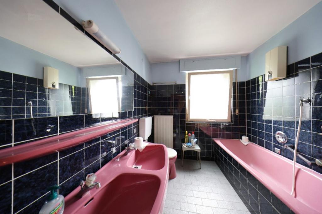 Bad mit Badewanne und Dusche