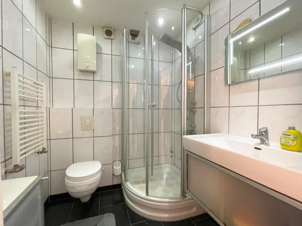 modern gefliestes Duschbad