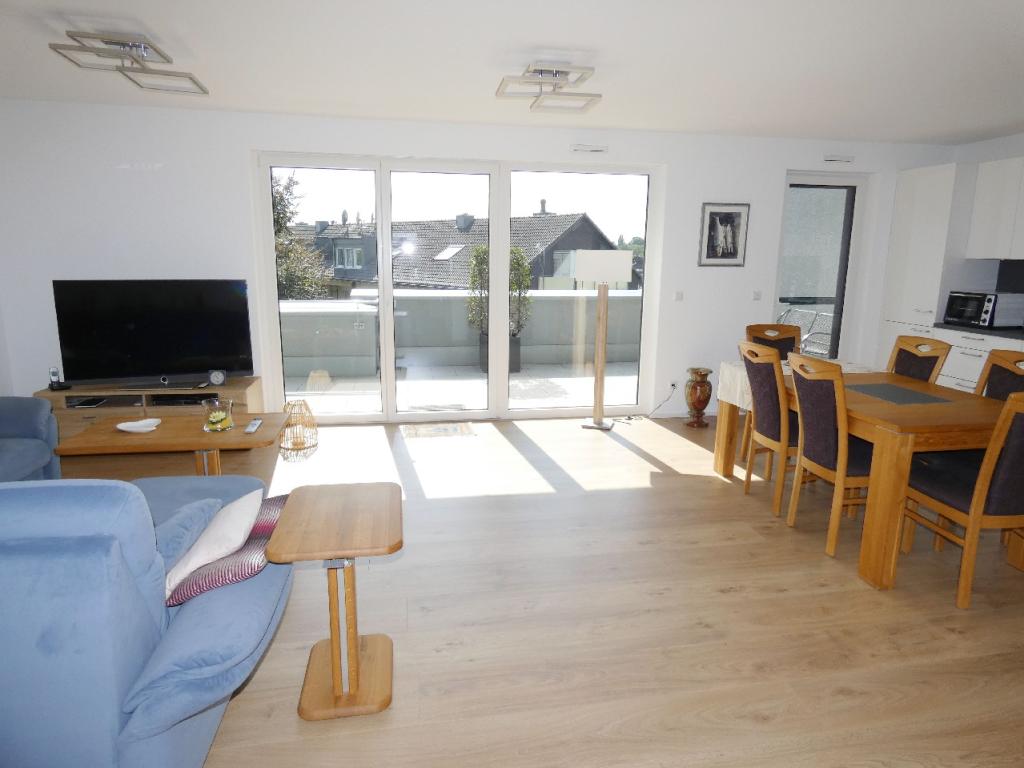 Moderne 4-Zimmer-Penthouse-Wohnung mit Einbauküche, Aufzug und großer Dachterrasse - Photo 1