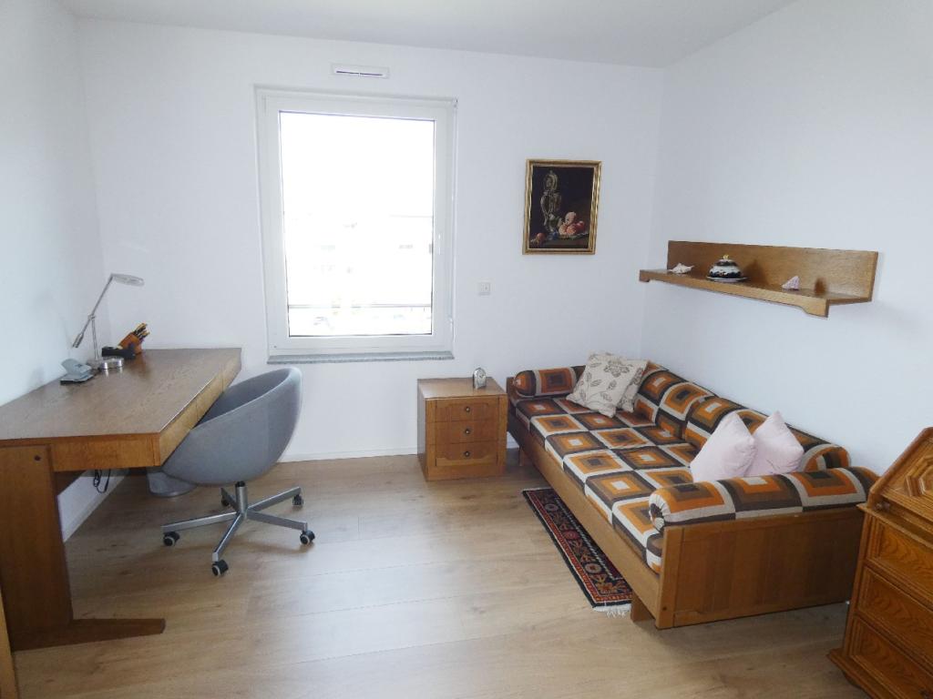 Moderne 4-Zimmer-Penthouse-Wohnung mit Einbauküche, Aufzug und großer Dachterrasse - Photo 3